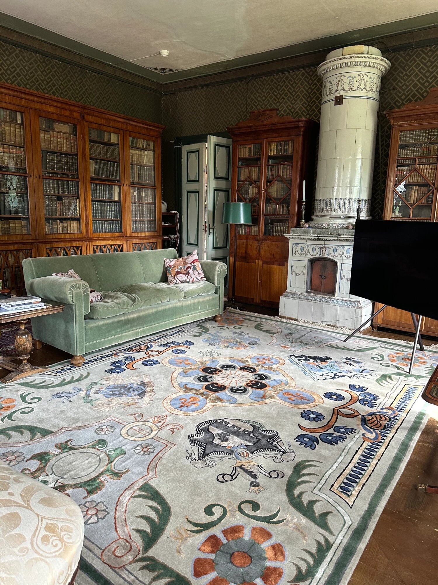 Ritarit — Hand-woven Carpet
